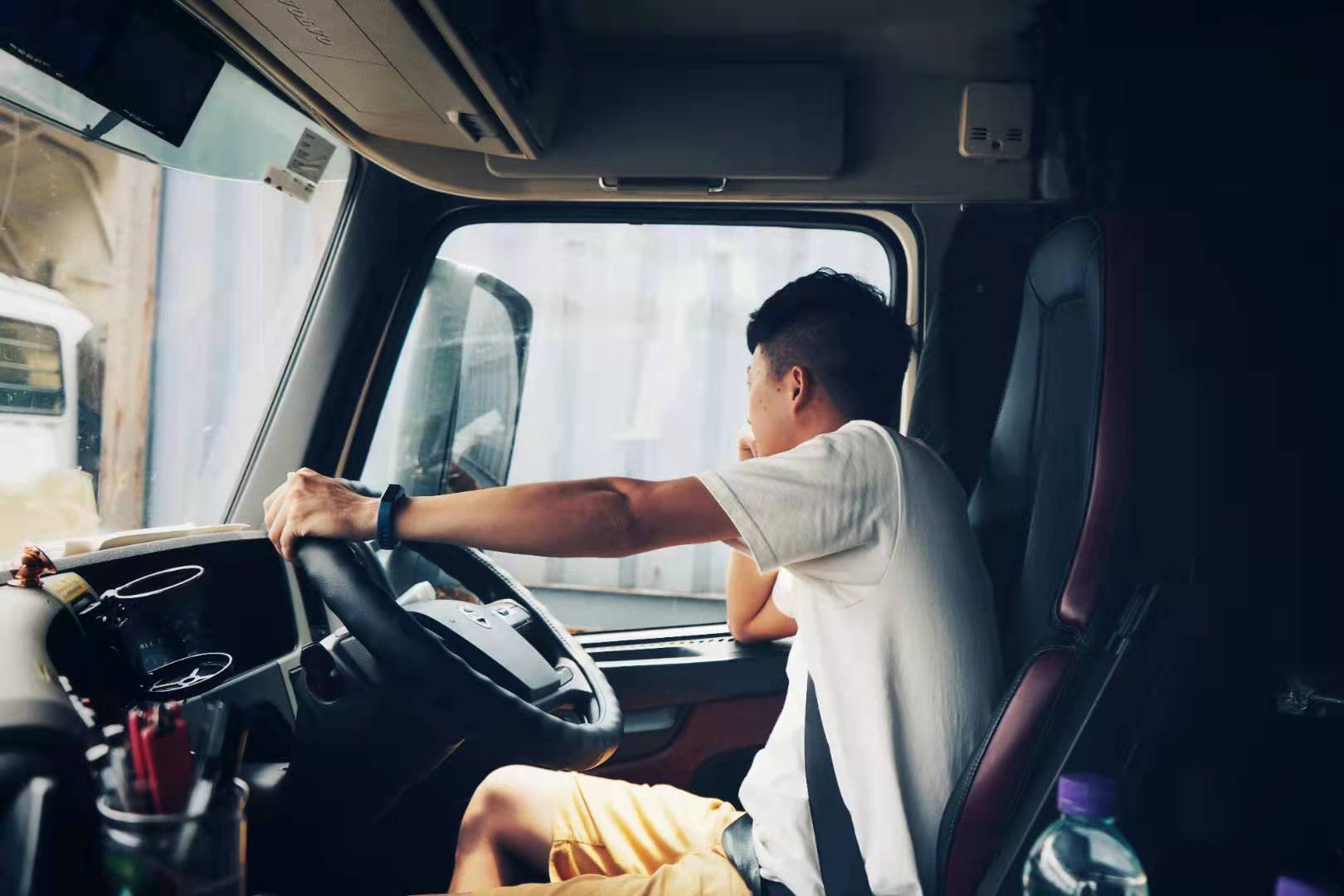 政协委员金花：应持续改善卡车司机从业环境